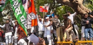 मनरेगा के नाम में प्रस्तावित बदलाव के विरोध में प्रदेश अध्यक्ष के नेतृत्व में शांतिपूर्ण तरीके से विधानसभा घेराव करने जा रहे कांग्रेसजनों पर किए गए लाठीचार्ज