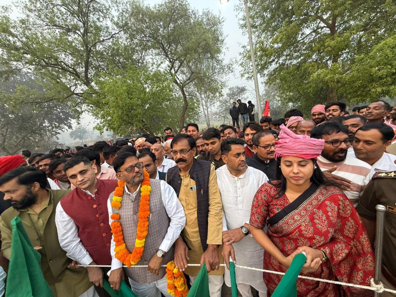 जलालगंज रेलवे जंक्शन पर शटल एक्सप्रेस का ठहराव शुरू, सांसद प्रिया सरोज ने दिखाई हरी झंडी