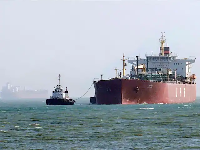 होर्मुज संकट गहराया: भारतीय शिप पर हमला, वैश्विक तेल सप्लाई पर खतरा