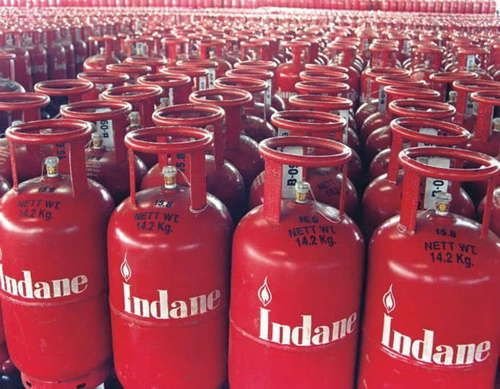 LPG संकट के बीच बड़ी कार्रवाई: 855 FIR और 48,000 सिलेंडर ज़ब्त