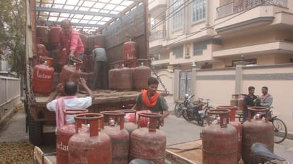 LPG Connection: एक गैस कनेक्शन पर घर में कितने सिलिंडर रखना सही है? जानिए नियम और सुरक्षा कारण