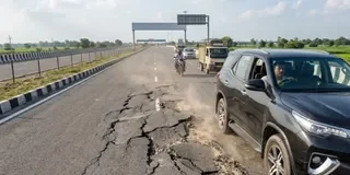 उद्घाटन के एक महीने में ही गंगा एक्सप्रेसवे पर दरारें, निर्माण गुणवत्ता पर उठे सवाल