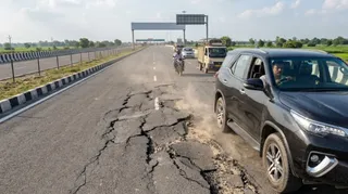 उद्घाटन के एक महीने में ही गंगा एक्सप्रेसवे पर दरारें, निर्माण गुणवत्ता पर उठे सवाल
