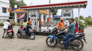 10 दिन में तीसरी बार बढ़े पेट्रोल-डीजल के दाम, आम आदमी की जेब पर बढ़ा बोझ