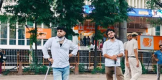 पुलिस कमिश्नर बताएँ ये लोग कौन हैं जो पुलिस के साथ लाठी लेकर आए थे?