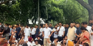 प्रधानमंत्री आवास के बाहर राहुल गांधी का धरना
