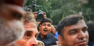 कल छात्रों की पिटाई और आज लहूलुहान राहुल गांधी और अखिलेश यादव को घसीटते हुए पुलिस ने बस में ठूँस कर उठा ले गई