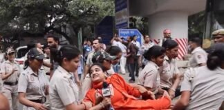 पत्रकार आंदोलन की खबर को कवर ना कर सकें इसलिए पत्रकारों को टांग कर ,घसीट- घसीट कर बसों में ठूँस कर हिरासत में लिया गया